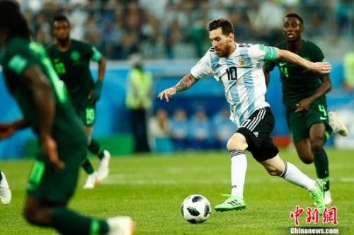 米克尔(尼日利亚10号,左2)和队友一道协防梅西。 <a target='_blank' href='http://www.chinanews.com/'>中新社</a>记者 富田 摄