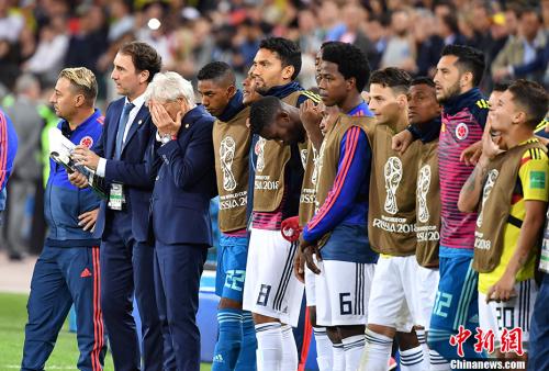 点球大战阶段,哥伦比亚主帅佩克尔曼掩面不敢直视。 <a target='_blank' href='http://www.chinanews.com/'>中新社</a>记者 毛建军 摄