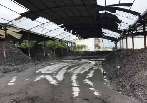 灰渣堆场的防雨棚破损严重,地面都是红色积水