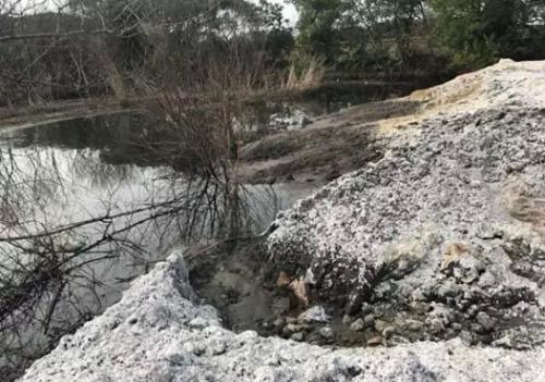 灰渣和工业废料随意弃置在附近水塘,污染严重