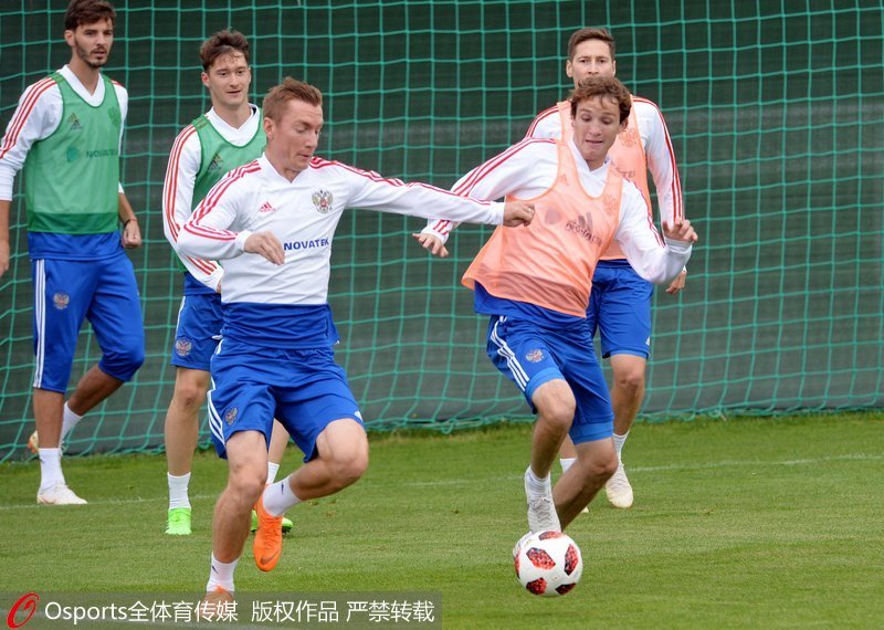 俄罗斯队安德烈·谢苗诺夫(左前)与马里奥·费尔南德斯(右前)