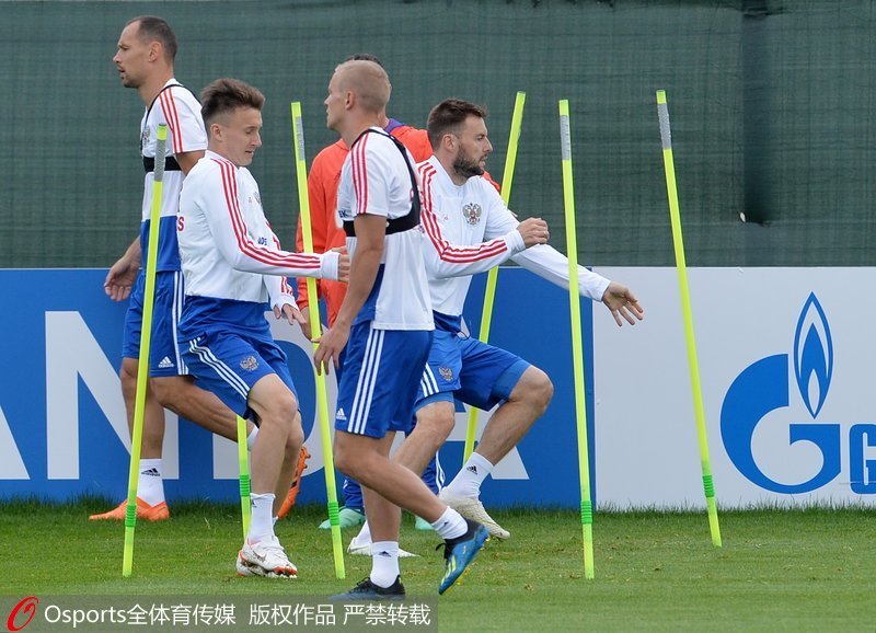 球员们在做无球训练