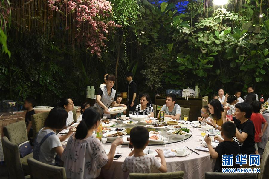 ׳ ܽʱףĸ￪40꣩9㽭ͷ壺̬ ɫչƪ