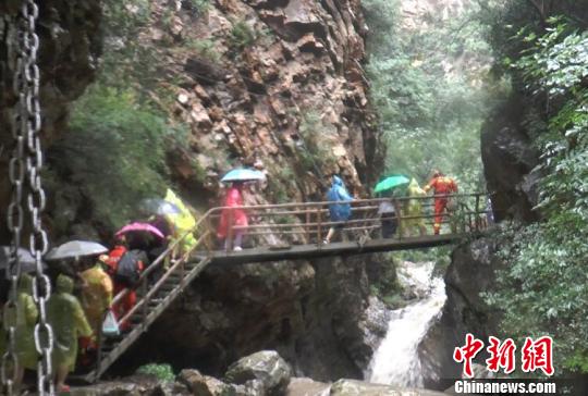 暴雨致26名游客被困景区河北承德消防成功救援