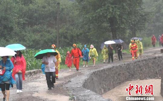 消防人员带领游客向景区休息区走去 消防供图 摄