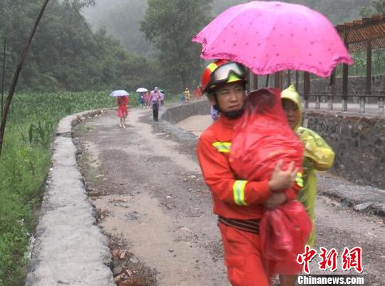 消防人员抱着孩子转移 消防供图 摄