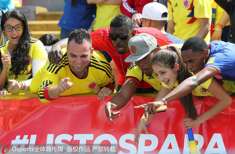 球迷热情欢迎球队回家