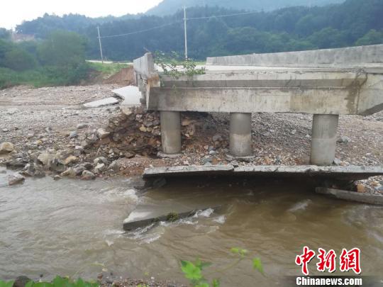 安徽省潜山县一桥面被洪水冲毁。 葛笑嵩 摄