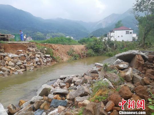 洪水过后,安徽省潜山县一河道满目狼藉。 葛笑嵩 摄