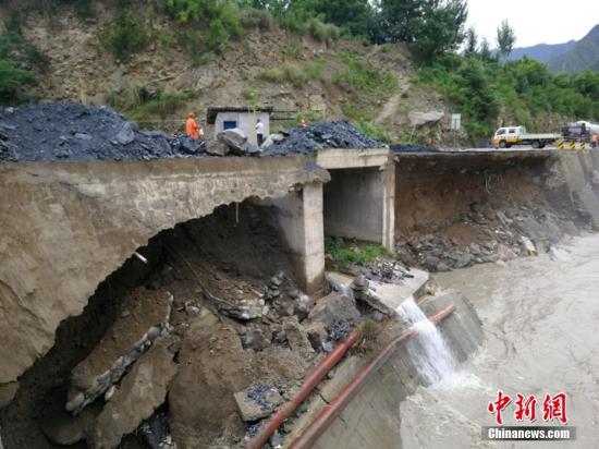 7月以来,受连日强降雨影响,甘肃陇南市境内多处路基被洪水冲垮,路基边坡垮塌,路段发生泥石流等灾害,严重影响国道212线道路正常通行。当地公路养护部门启动水毁应急抢险预案,抢修便道,保交通安全畅通。陇南公路管理局供图