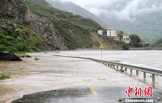 四川丹巴境内大渡河水暴涨致97名村民紧急转移