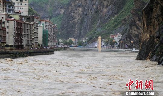 流经丹巴县城的大渡河河水暴涨。 降初泽郎 摄