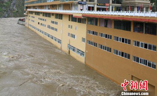 丹巴县城边一处临大渡河的建筑已进水。 降初泽郎 摄