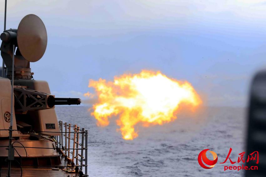 副炮射击。张千摄