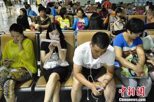 7月10日至11日,成都机场遭雷暴天气,引发大面积航班延误。 吕俊明 摄