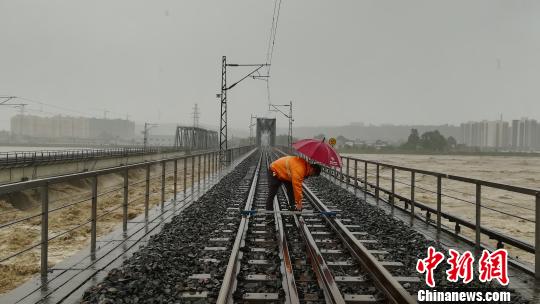 四川遭遇持续强降雨宝成铁路多趟客车停运晚点