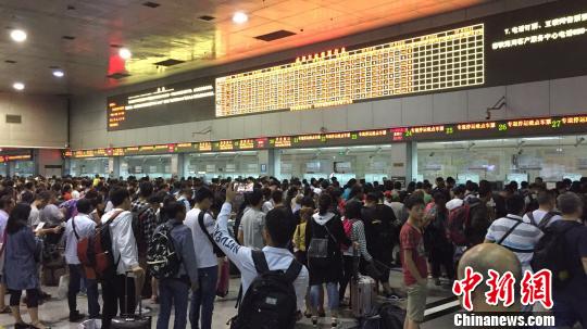 成都车站开启多个专退窗口为受阻旅客办理退票改签。 钟欣 摄