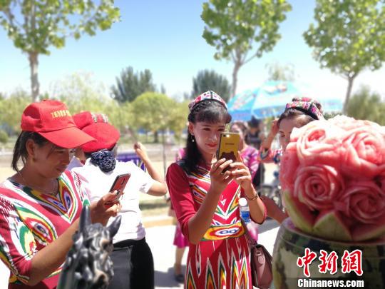 ����һ�Ҳ�����չʾʳ�ĵ������ο�Χ�ۡ�����С������