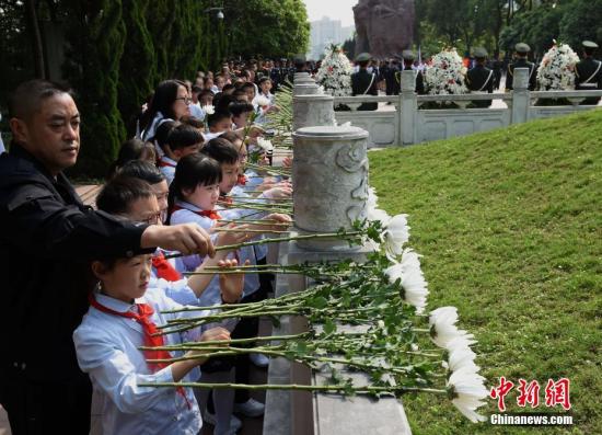 资料图:中小学生向先烈们献上白菊花表达敬意。 周毅 摄</p><p>