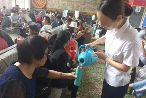 工作人员细心服务候车旅客。