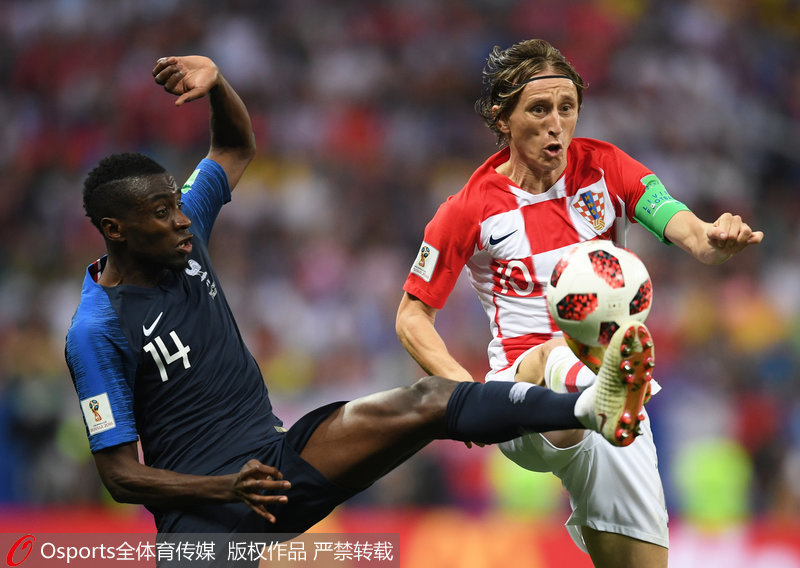 马图伊迪与莫德里奇争球