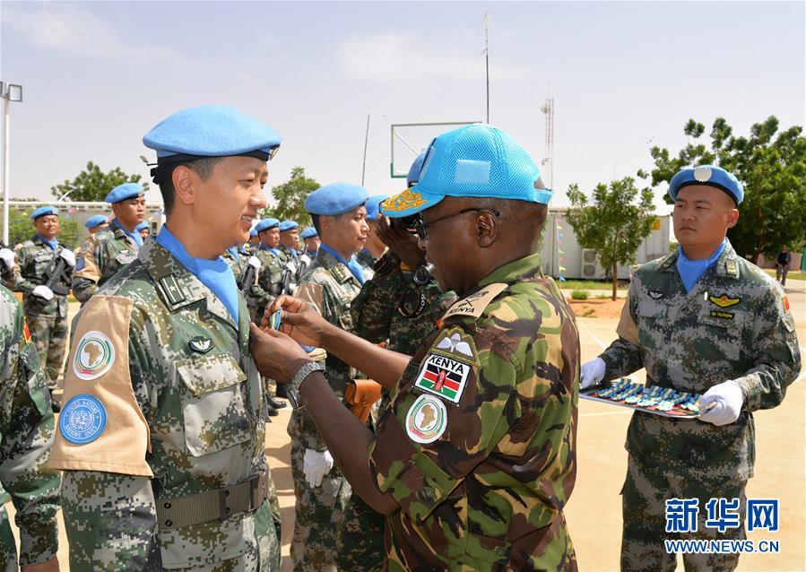 （国际）中国首支维和直升机分队全体官兵荣获联合国“和平荣誉勋章”