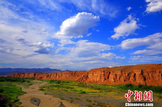 红河谷里,黑色的第四纪沉积物覆盖第三纪的红色泥岩,被河水切割形成峡谷后,壁陡如削,红黑分明,两岸山体呈现出红色,宛如一条红色的河谷。 李靖海 摄