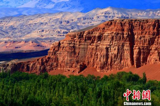 托克逊天山红河谷是白杨河进入吐鲁番盆地后,向西南流动,从红山桥到巴依托海的白杨河峡谷内,冲出了一条美丽的河湾,形成了现在的地貌。 李靖海 摄