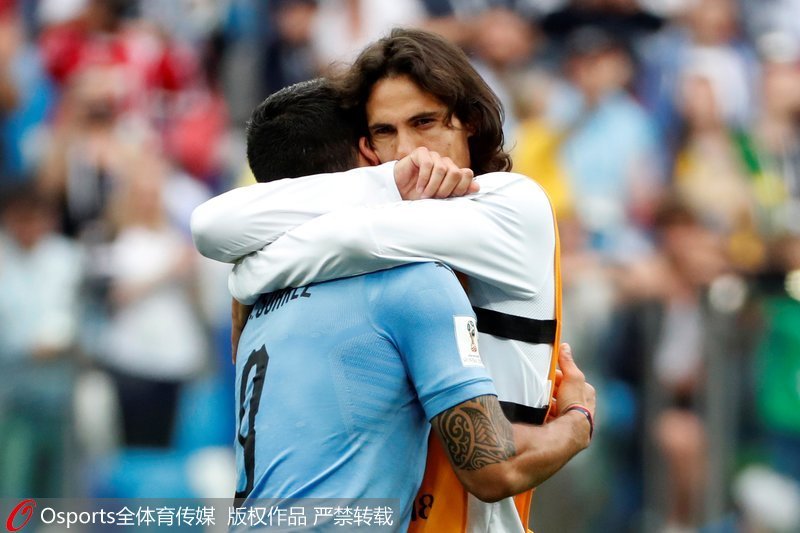 乌拉圭与法国鏖战90分钟,还是败下阵来。这可能是苏亚雷斯最后一次冲击世界杯,赛后他垂头不语往场边走去。在这轮关键比赛中因伤缺阵的卡瓦尼走上前去,安慰自己的好搭档。作为乌拉圭黄金一代的锋线双枪,这两位31岁的好哥们儿联手奉献了太多精彩进球,而这一幕,可能是他们在世界杯上留下的最后回忆。