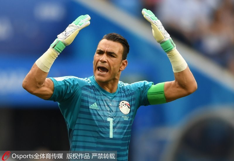 埃及队在俄罗斯收获了三场败局,但年逾45岁的老门将艾尔哈达里,用自己高光的表现赢得了所有人的尊重。45岁零116天的年纪,让艾尔哈达里成为世界杯历史上登场年龄最大的球员。但他并不是仅仅来走个过场——在与沙特的比赛中,艾尔哈达里扑出对手的点球,随后又多次扑出沙特队极具威胁的射门。对于艾尔哈达里和全埃及人来说,这是真正的荣誉之战,45岁的老将让埃及人可以昂着头离开俄罗斯。23岁就加入埃及国家队的艾尔哈达里曾说:“我赢得过37座奖杯,唯一的遗憾就是没有一次世界杯出场”。22年的漫长等待,艾尔哈达里从一个青涩少年,变成一名油腻大叔,但最终他还是等来了自己的世界杯亮相机会。在这场既是首秀,也是告别赛的演出中,他完美的展现了自己的决心与高超技巧。在与沙特的比赛结束后,艾尔哈达里跪在球场内亲吻草皮,久久不肯起身。这漫长的一吻,是他对世界杯的真挚告白,也是他与世界杯的最后交集。