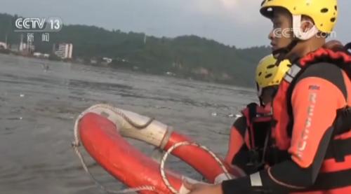 消防抛出救生圈 被回复“不要不要”