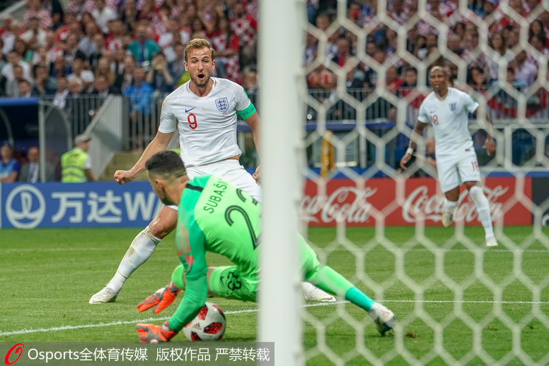 世界杯半决赛,英格兰对阵克罗地亚,凯恩错失进球机会