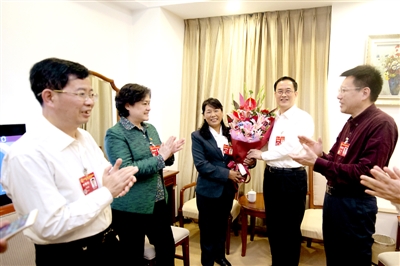 代表收到节日礼物