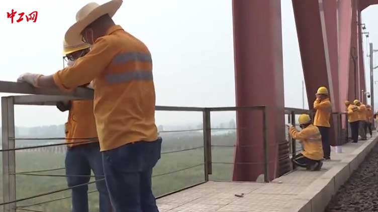 黄河上的养桥人