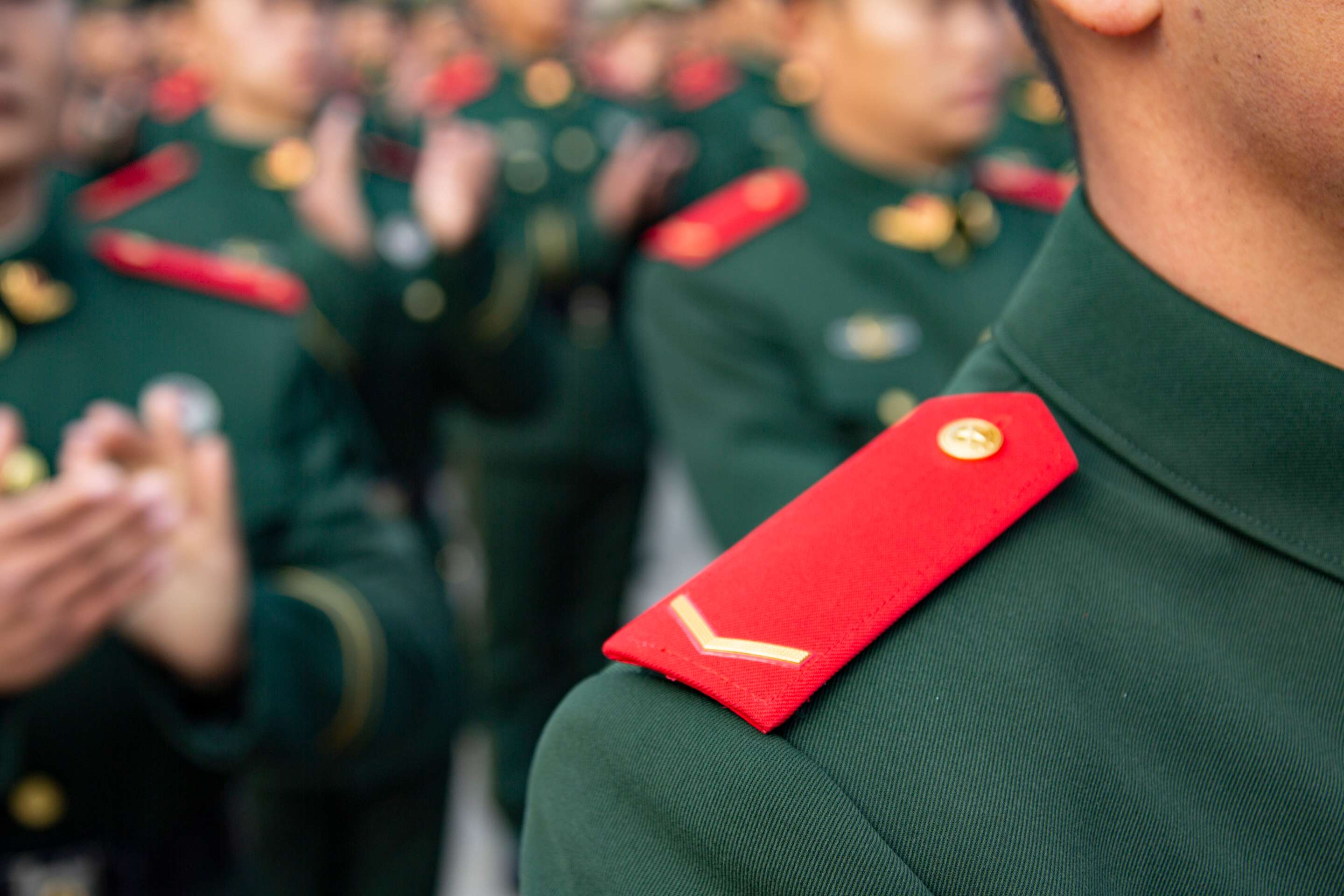  >近日,武警新疆总队新兵1团千余名新兵隆重举行了2020年度新兵授衔暨