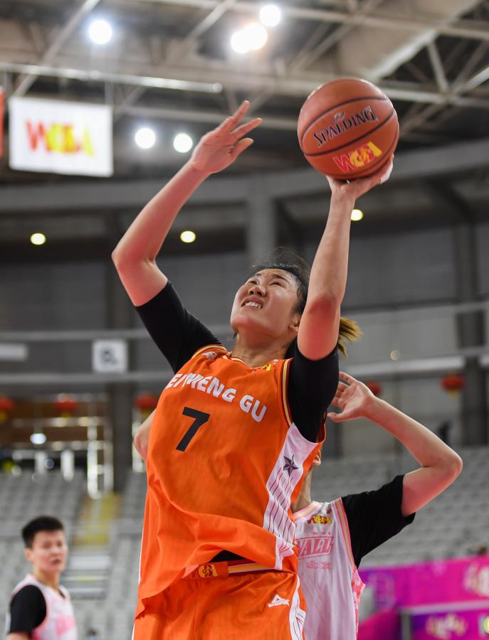  >12月1日,内蒙古农信队球员马雪雅(前)在比赛中上篮.