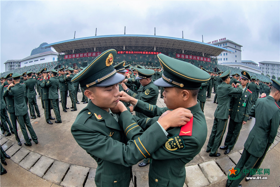 军旅高光时刻两千余名武警新兵授衔