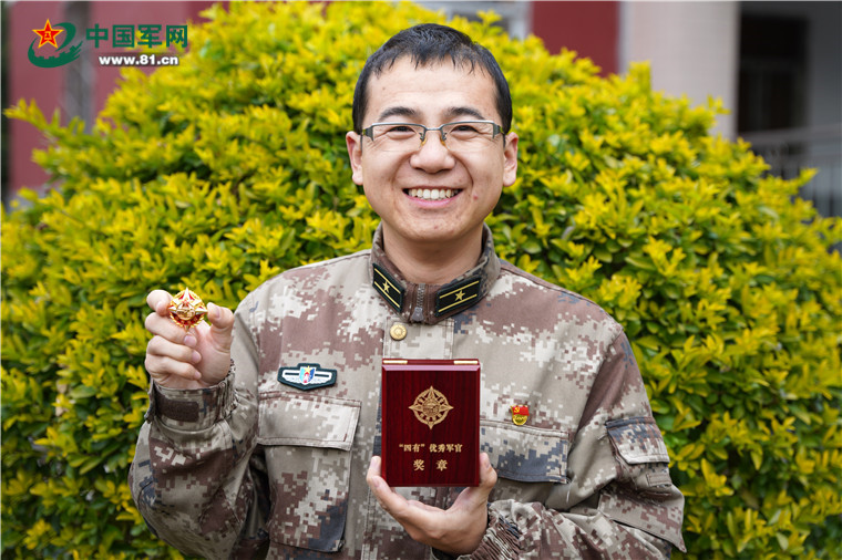 感受荣光他们戴上了初亮相的四有新奖章