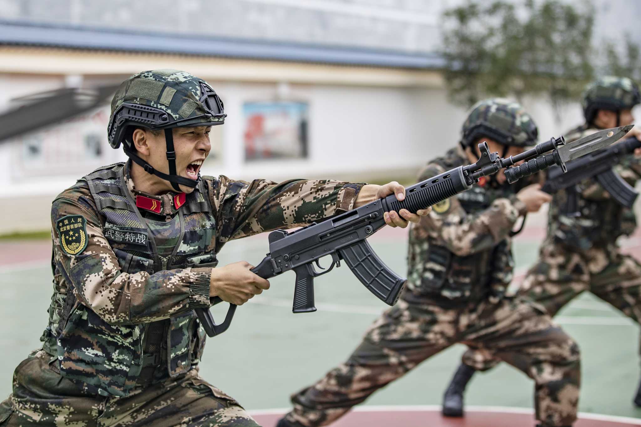 广西崇左武警官兵开展强化训练