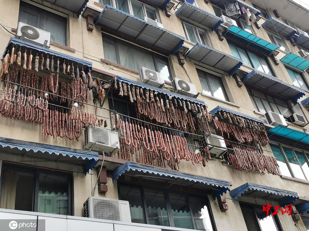 成都"最壕窗台"挂千斤香肠走红-摄影滚动-中工网