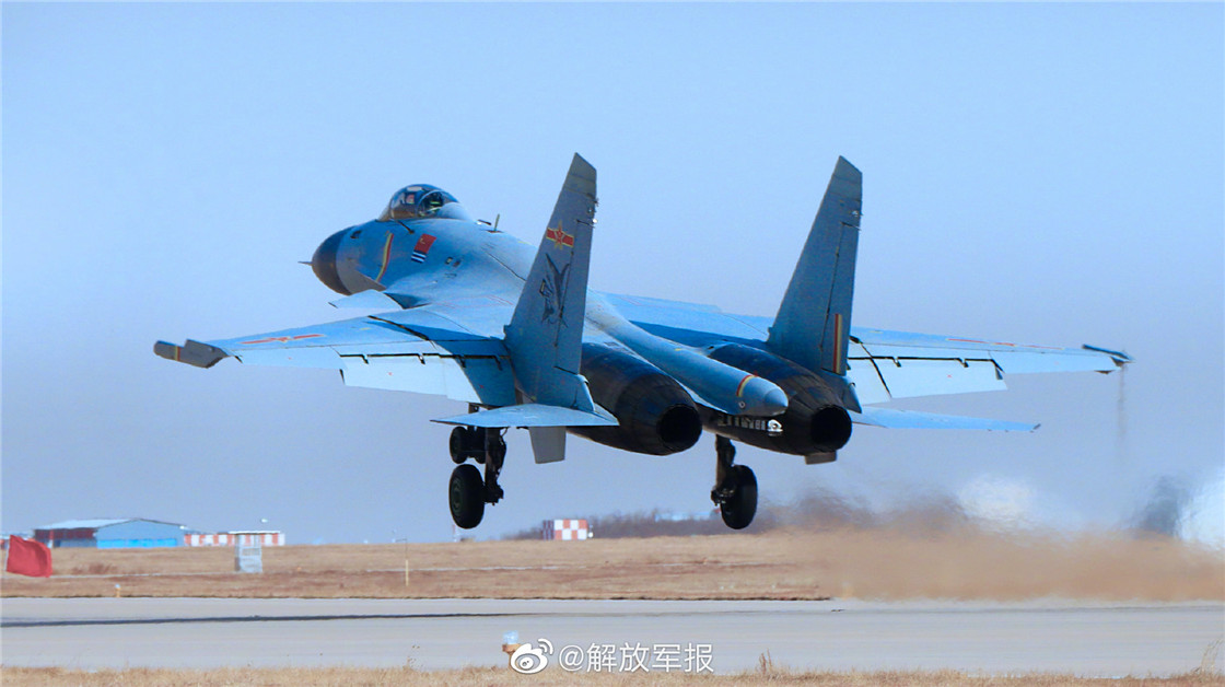 歼15舰载战斗机起飞
