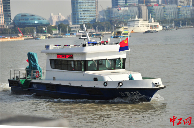 上海迎接警察节警用直升机悬挂国旗警旗巡航外滩