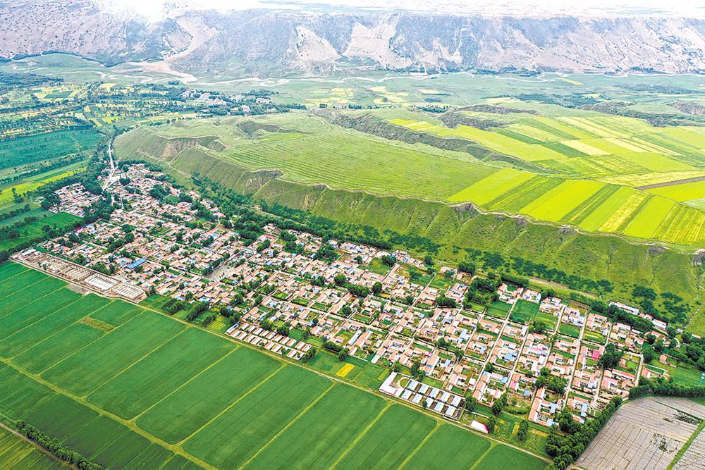 良好的生态是最大的脱贫"底本".图为贵南县沙拉村新农村建设.