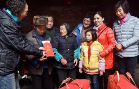 新春走基层：夕阳红温暖学子心