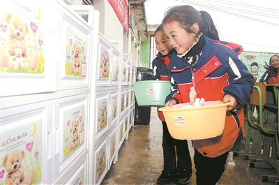 新春走基层：新寨子村的小康路