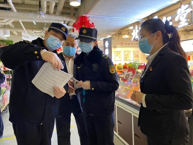 新春走基层：“我们辛苦些，居民安心些”，城管加大疫情防控检查力度