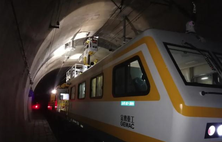 新春走基层：隧道守护者零时就位