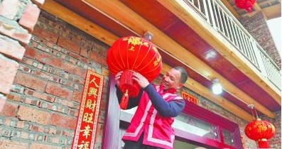 新春走基层：山顶起新房