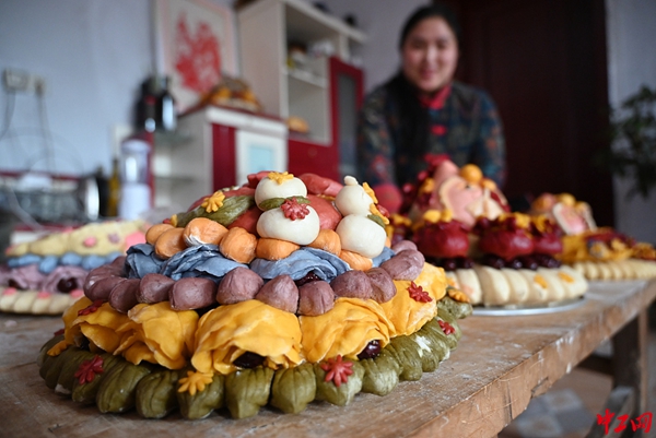 山东日照:非遗传承人蒸花馍迎新春