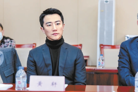 《山海情》获赞 黄轩成功饰演扶贫干部马德福